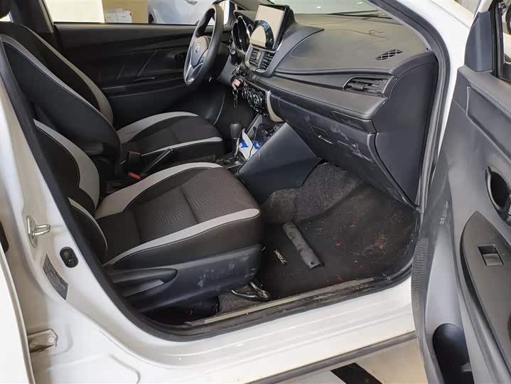 Photo 8 - Toyota Yaris L Hatchback