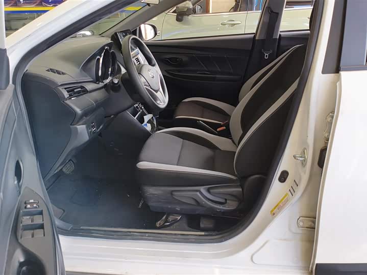 Photo 9 - Toyota Yaris L Hatchback