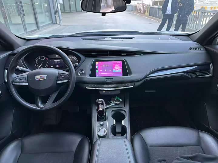 Фото 8 - Cadillac XT4