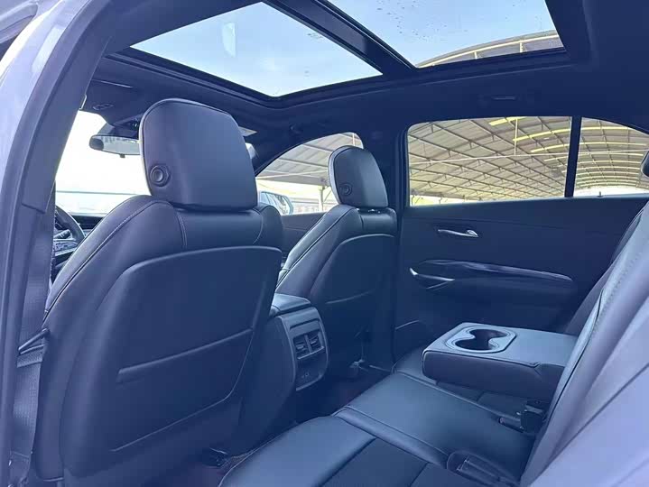 Фото 9 - Cadillac XT4