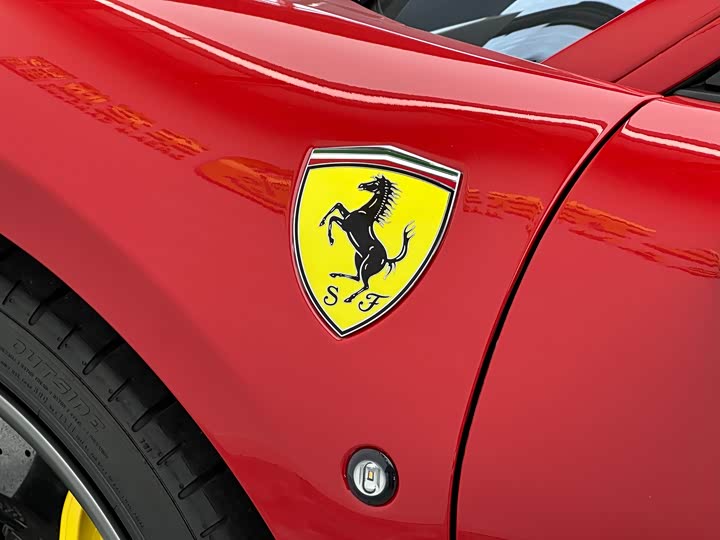 Фото 9 - Ferrari F8