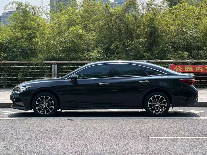Photo 2 - Toyota Avalon