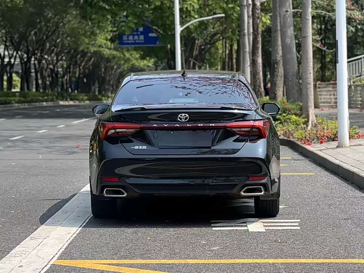 Photo 8 - Toyota Avalon