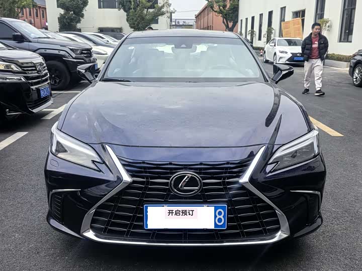 Фото 1 - Lexus ES