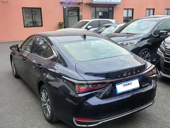 Фото 9 - Lexus ES