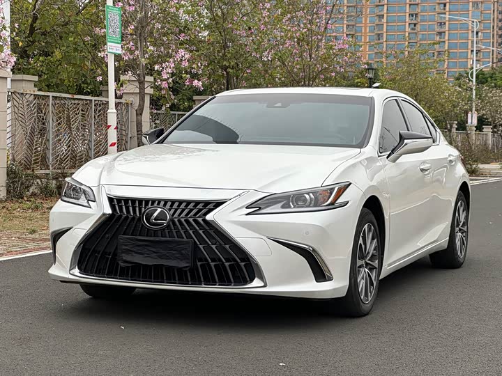 Фото 1 - Lexus ES