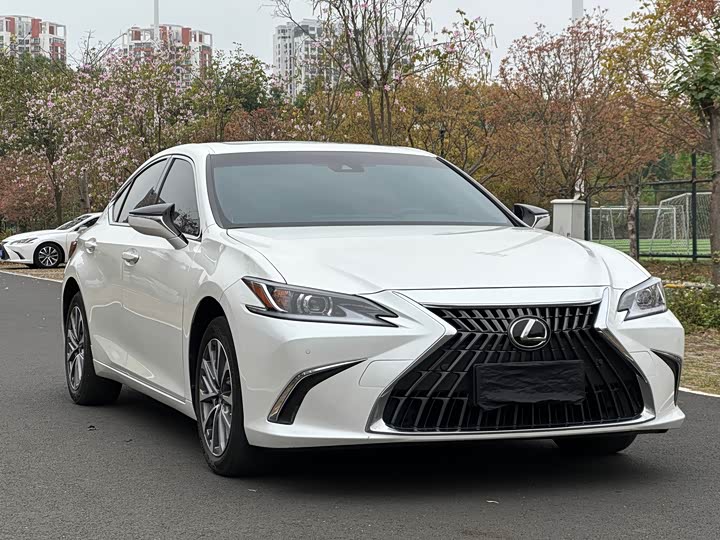 Фото 3 - Lexus ES