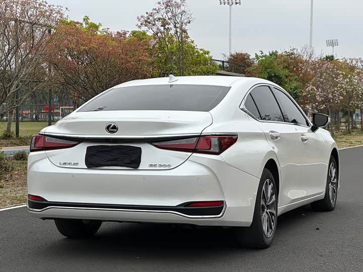 Фото 6 - Lexus ES