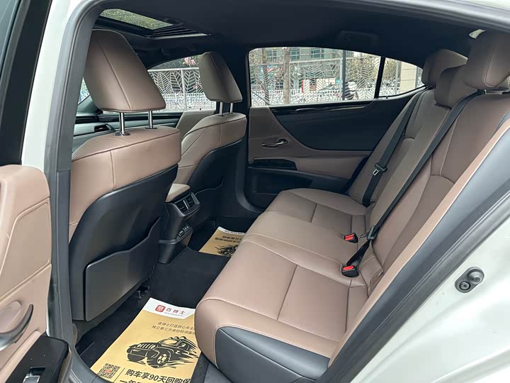 Фото 8 - Lexus ES