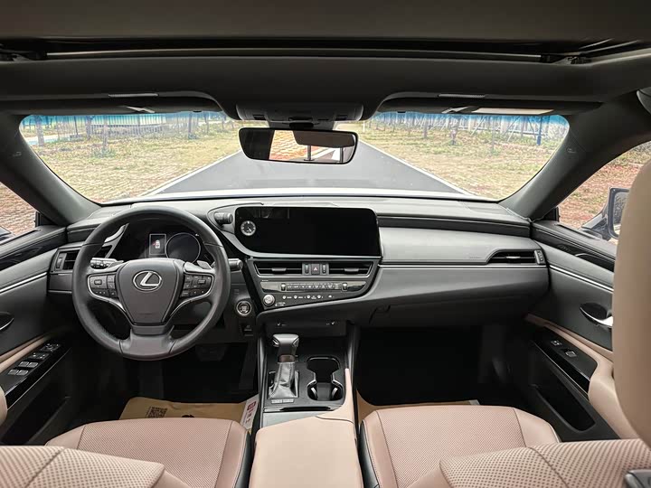 Фото 9 - Lexus ES