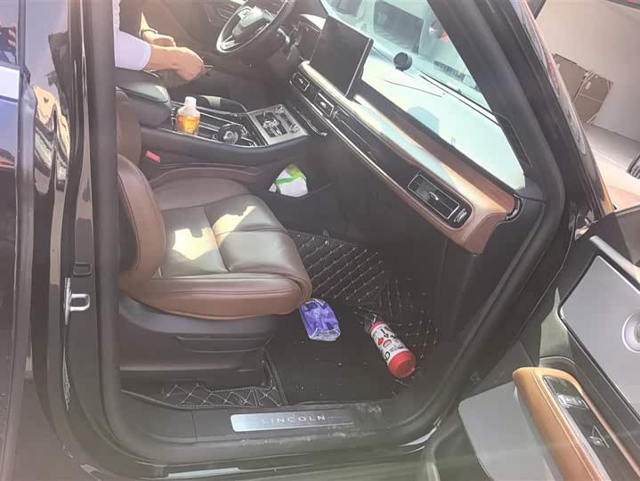 Фото 8 - Lincoln Aviator