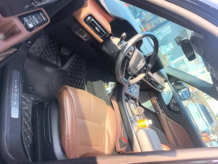 Фото 9 - Lincoln Aviator