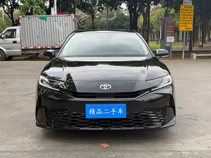 Фото 2 - Toyota Camry