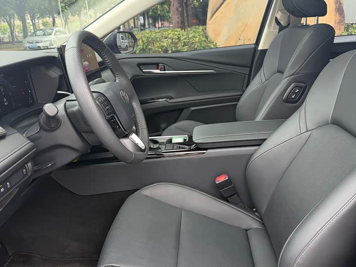 Фото 5 - Toyota Camry