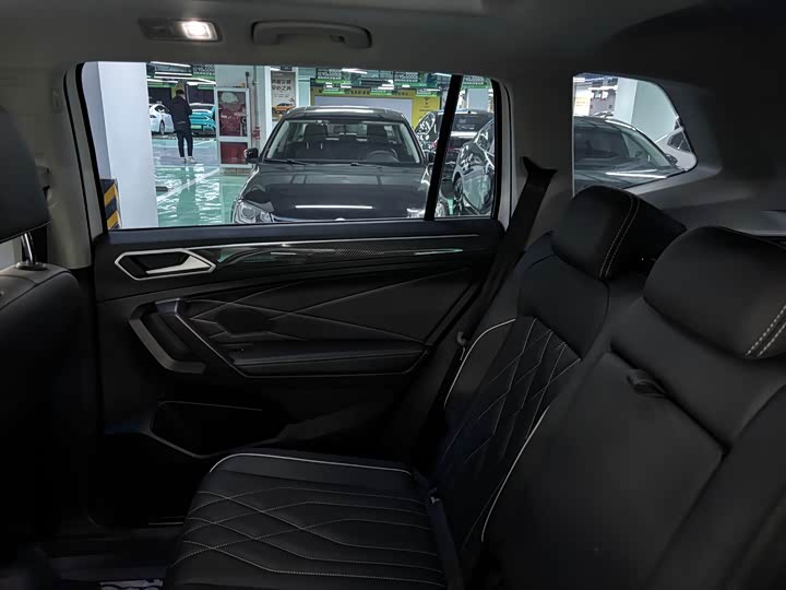 Фото 8 - Volkswagen Tiguan L Pro