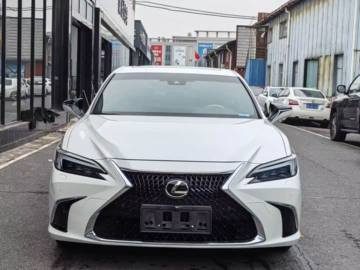 Фото 2 - Lexus ES