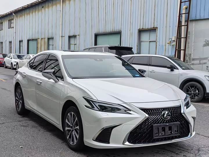 Фото 3 - Lexus ES
