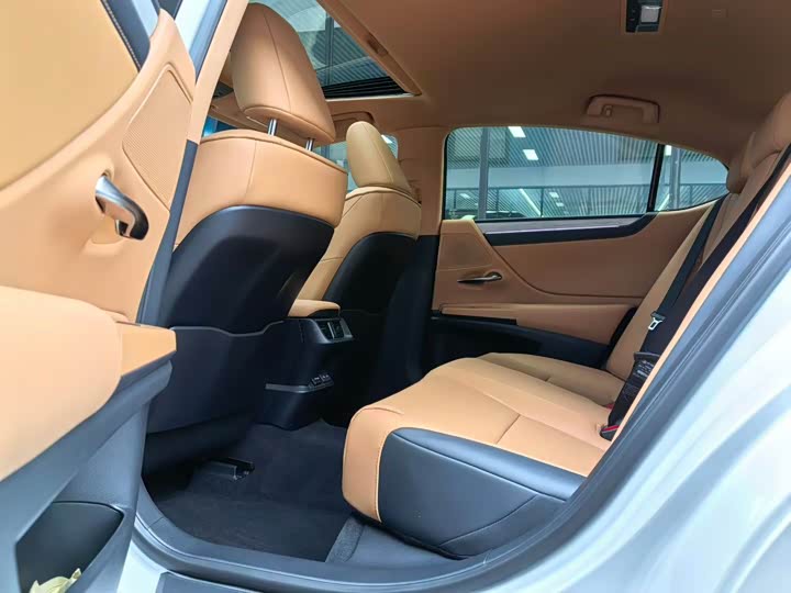 Фото 6 - Lexus ES