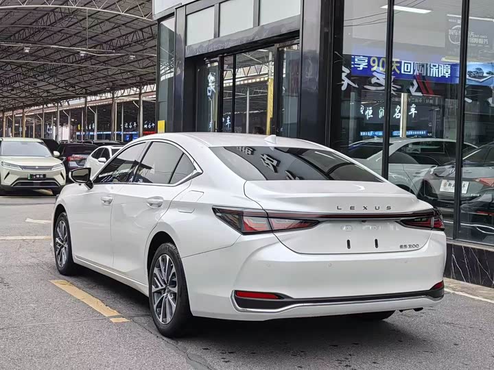 Фото 7 - Lexus ES