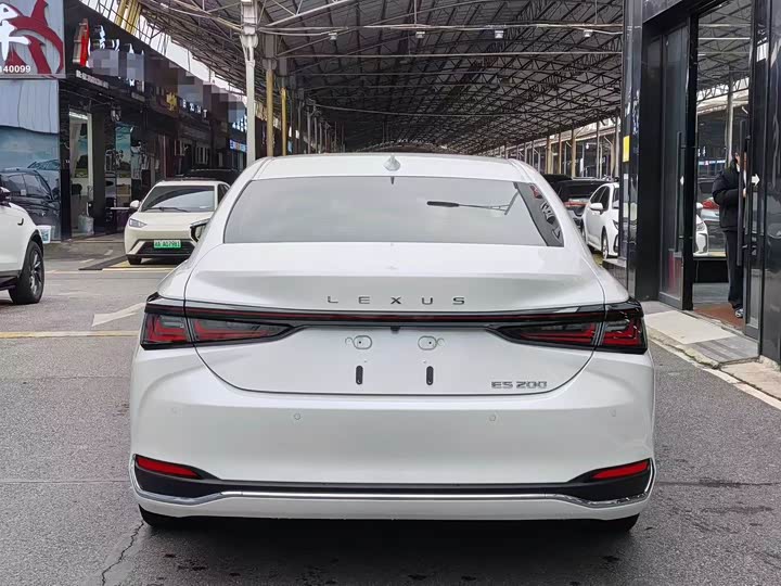 Фото 8 - Lexus ES