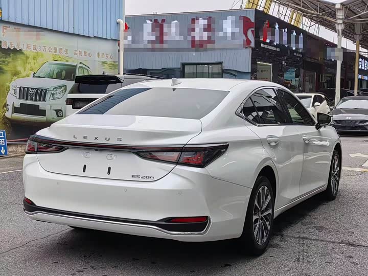 Фото 9 - Lexus ES