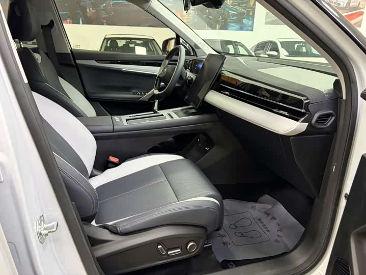 Photo 8 - Geely Atlas L