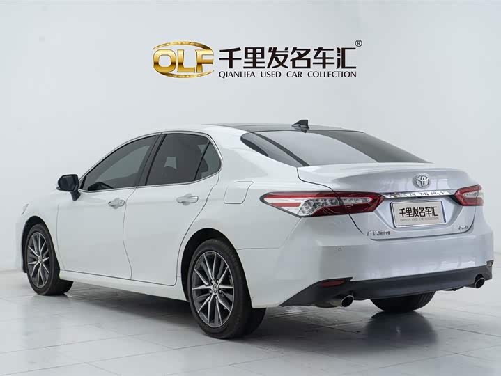 Фото 4 - Toyota Camry