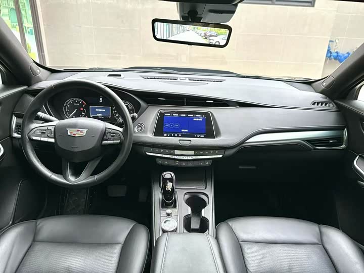 Фото 8 - Cadillac XT4