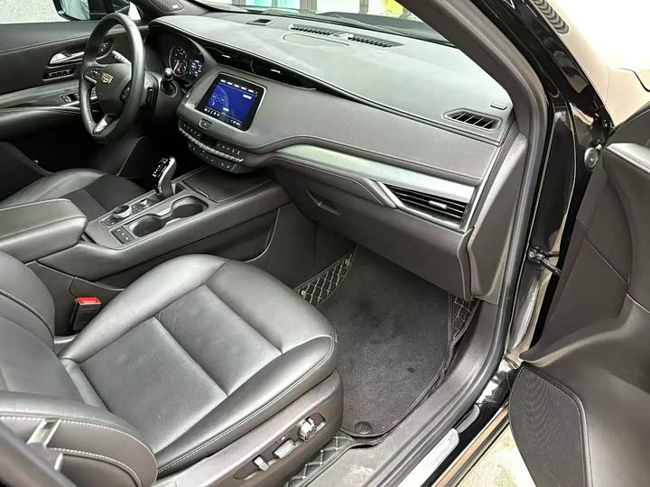 Фото 9 - Cadillac XT4