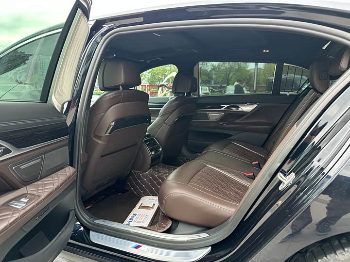 Фото 9 - BMW 7 Series