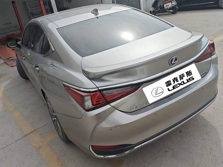 Фото 3 - Lexus ES