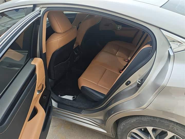 Фото 5 - Lexus ES