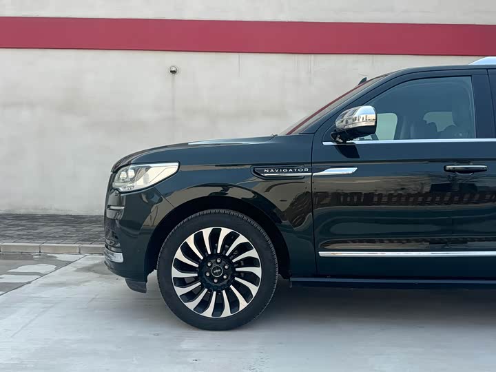 Фото 9 - Lincoln Navigator
