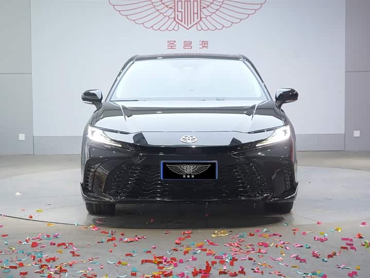 Фото 2 - Toyota Camry