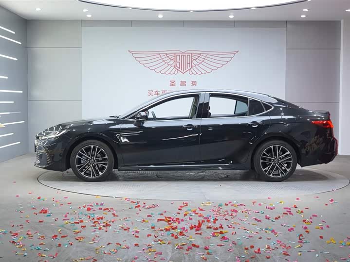 Фото 4 - Toyota Camry