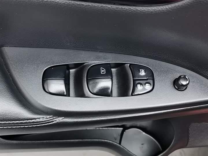 Photo 9 - Nissan Tiida