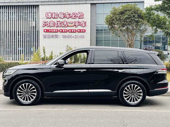 Фото 2 - Lincoln Aviator