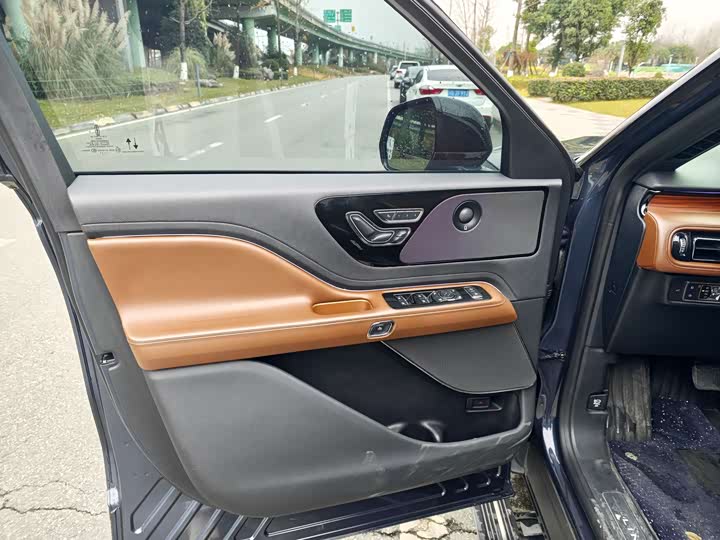 Фото 8 - Lincoln Aviator