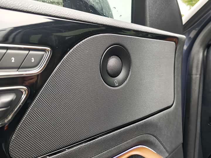 Фото 9 - Lincoln Aviator