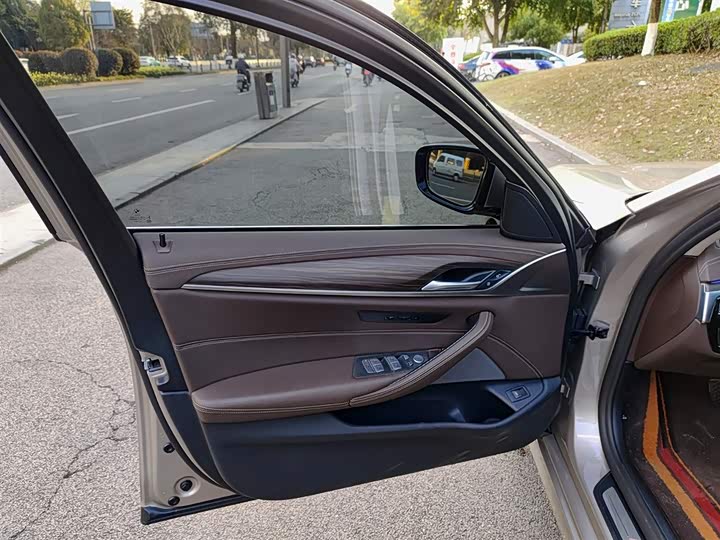 Фото 6 - BMW 5 Series