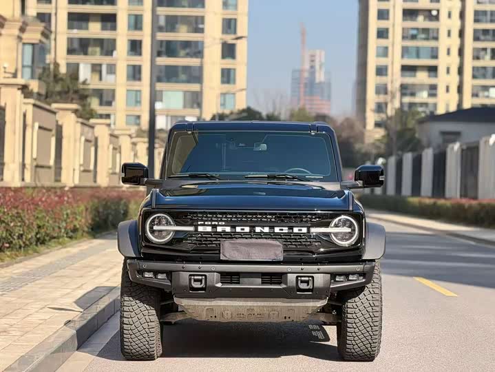 Photo 2 - Ford Bronco