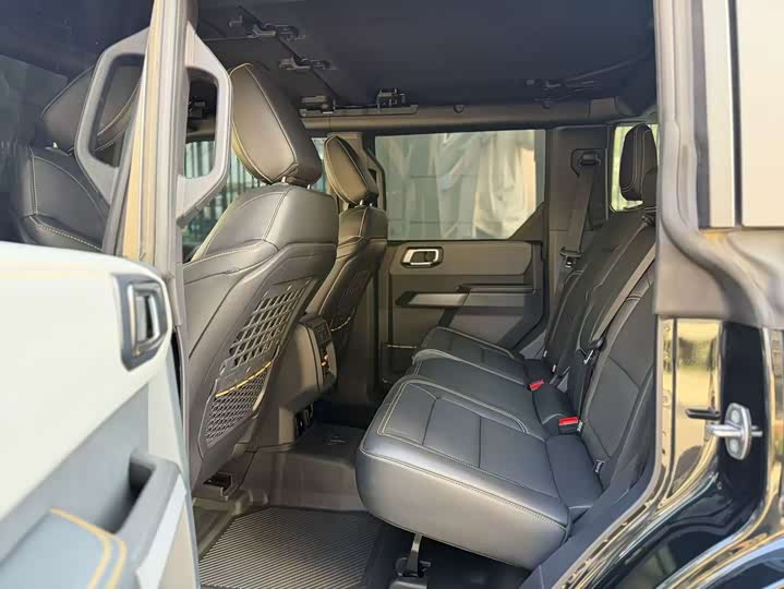 Photo 3 - Ford Bronco