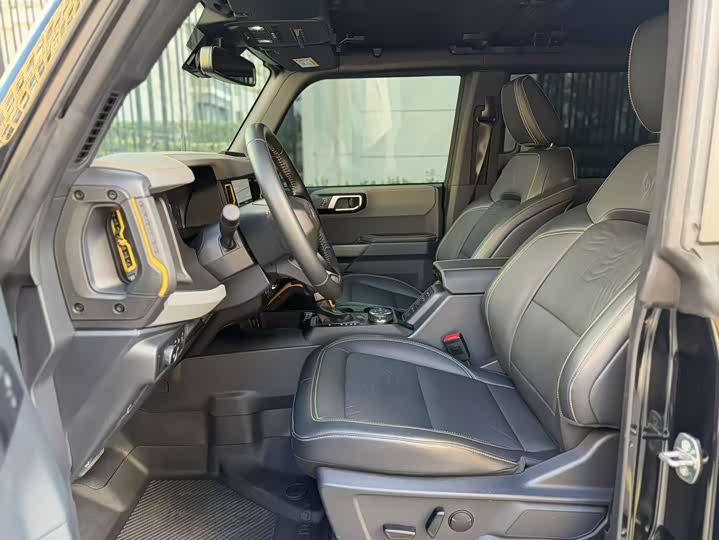 Photo 4 - Ford Bronco