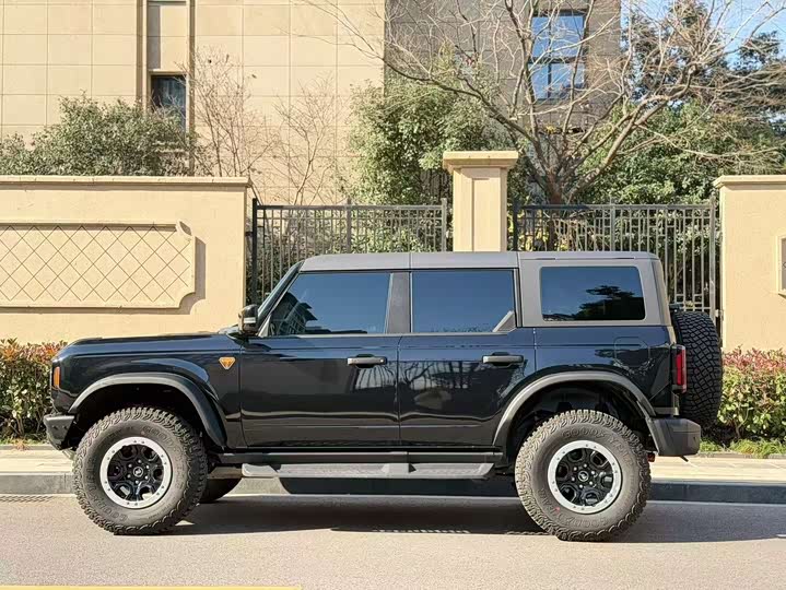 Photo 5 - Ford Bronco