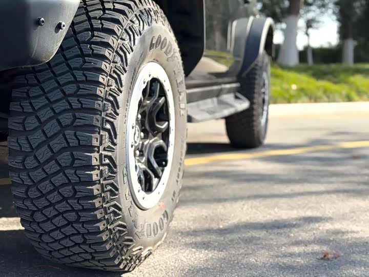 Photo 6 - Ford Bronco