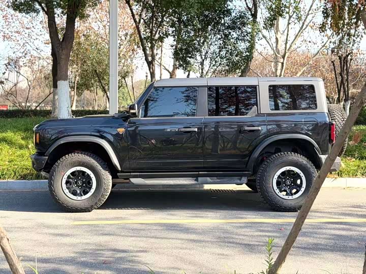 Photo 7 - Ford Bronco