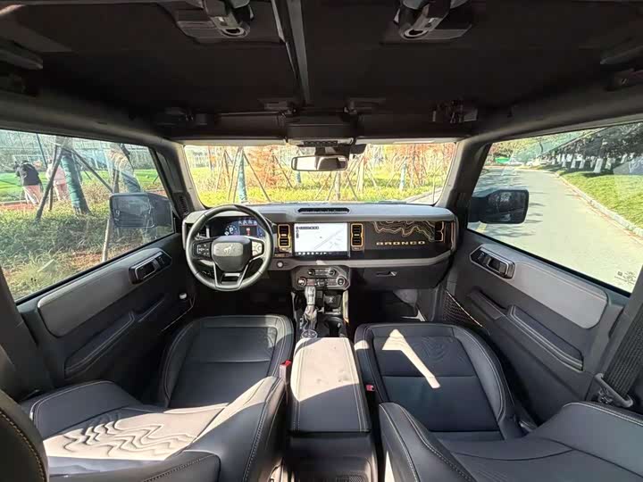 Photo 8 - Ford Bronco