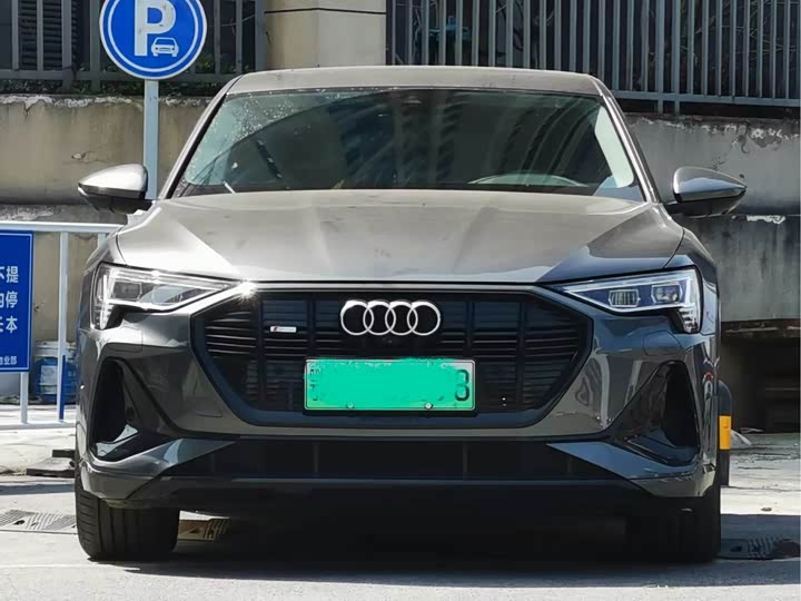 Фото 2 - Audi e-tron