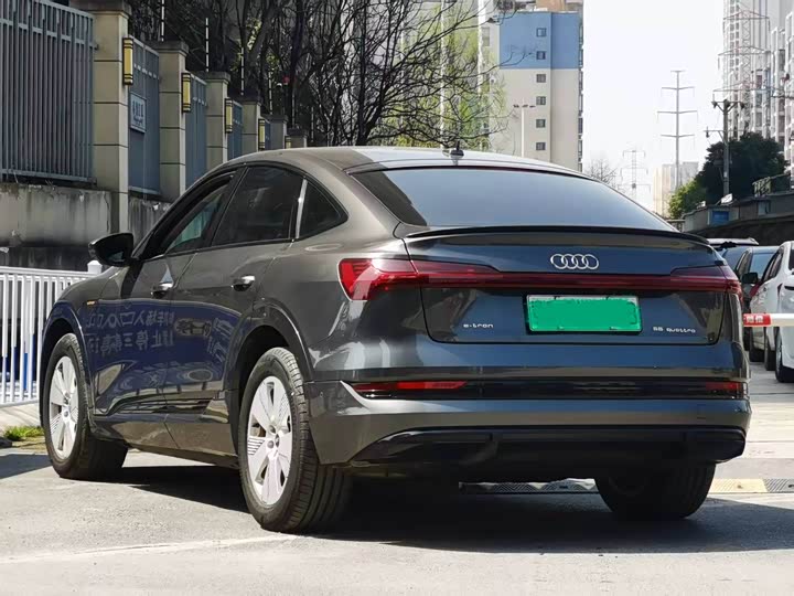 Фото 4 - Audi e-tron