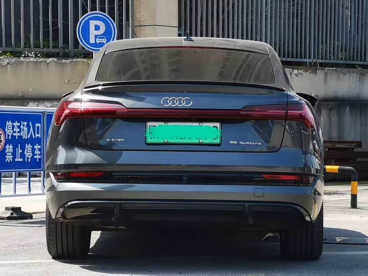 Фото 5 - Audi e-tron